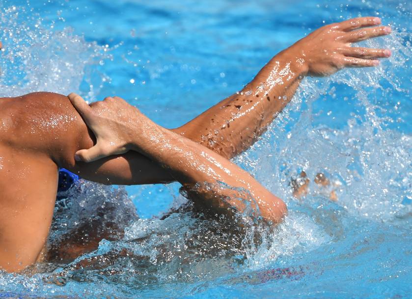 Dal nuoto alla pallanuoto: il greco Ioannis Fountoulis ostacola il serbo Nikola Jaksic bloccandone il braccio (Afp)